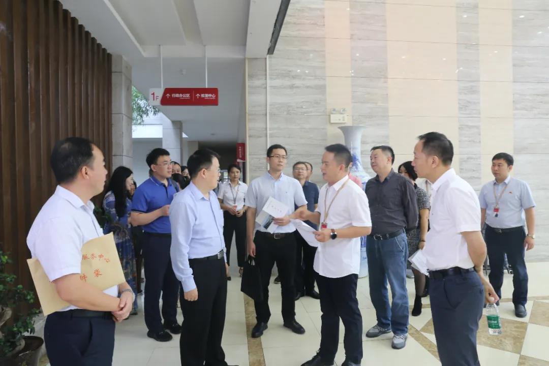 國(guó)家發(fā)改委副司長(zhǎng)邱天朝蒞臨聰廚調(diào)研指導(dǎo)工作 國(guó)家發(fā)改委副司長(zhǎng)邱天朝蒞臨聰廚調(diào)研指導(dǎo)工作