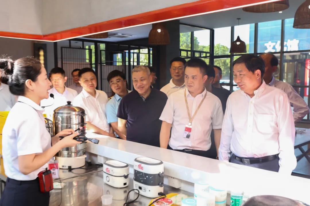 司法部副部長熊選國率國務院農(nóng)民工工作督察組蒞臨聰廚食品督查指導工作 司法部副部長熊選國率國務院農(nóng)民工工作督察組蒞臨聰廚食品督查指導工作