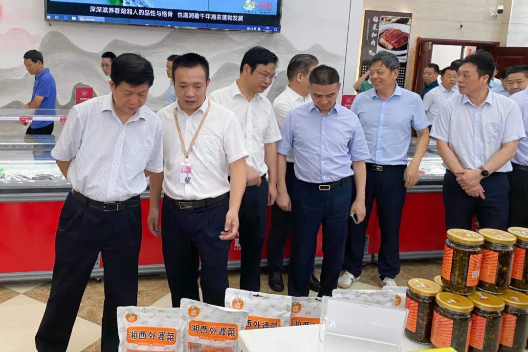 湖南省農(nóng)村農(nóng)業(yè)廳廳長袁延文等領(lǐng)導(dǎo)蒞臨聰廚食品觀摩指導(dǎo) 湖南省農(nóng)村農(nóng)業(yè)廳廳長袁延文等領(lǐng)導(dǎo)蒞臨聰廚食品觀摩指導(dǎo)