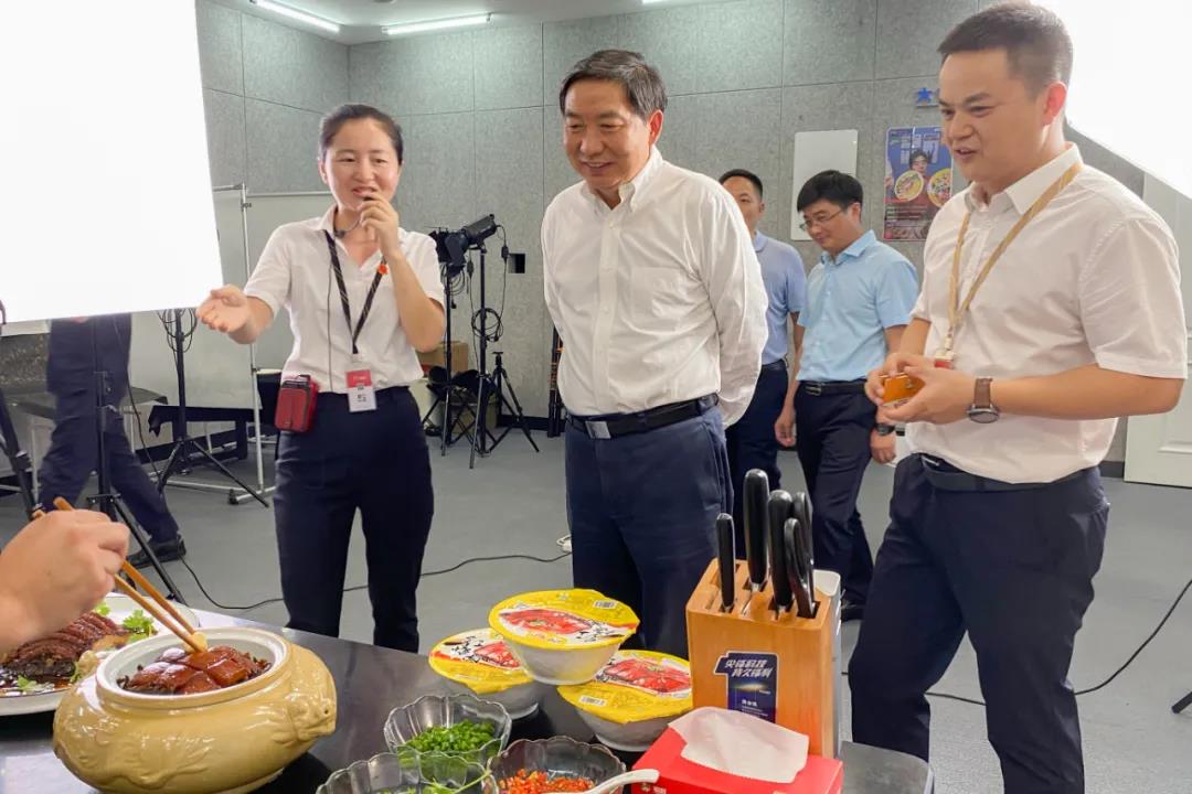 司法部副部長熊選國率國務院農(nóng)民工工作督察組蒞臨聰廚食品督查指導工作 司法部副部長熊選國率國務院農(nóng)民工工作督察組蒞臨聰廚食品督查指導工作