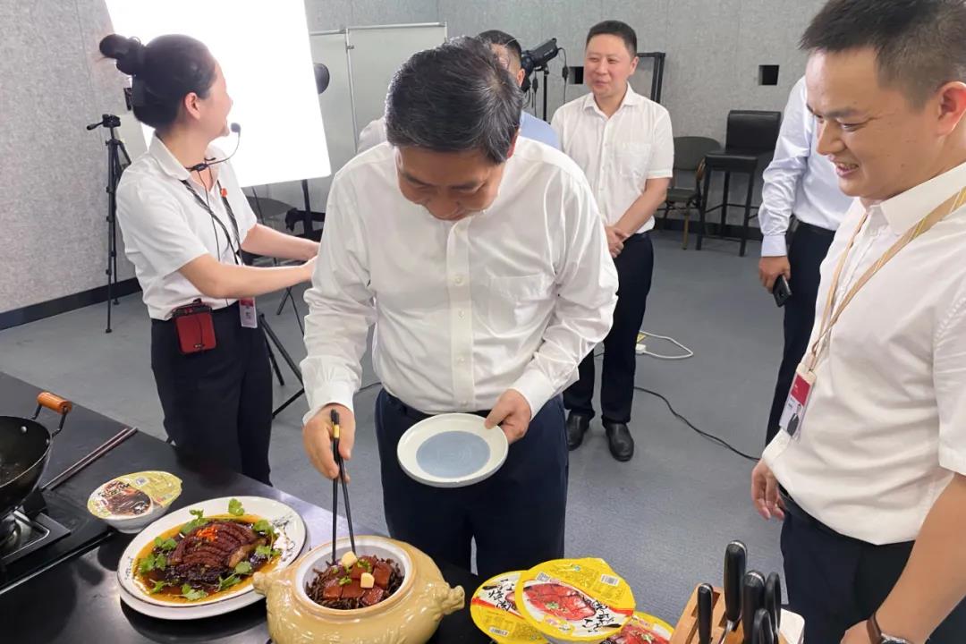 司法部副部長熊選國率國務院農(nóng)民工工作督察組蒞臨聰廚食品督查指導工作 司法部副部長熊選國率國務院農(nóng)民工工作督察組蒞臨聰廚食品督查指導工作