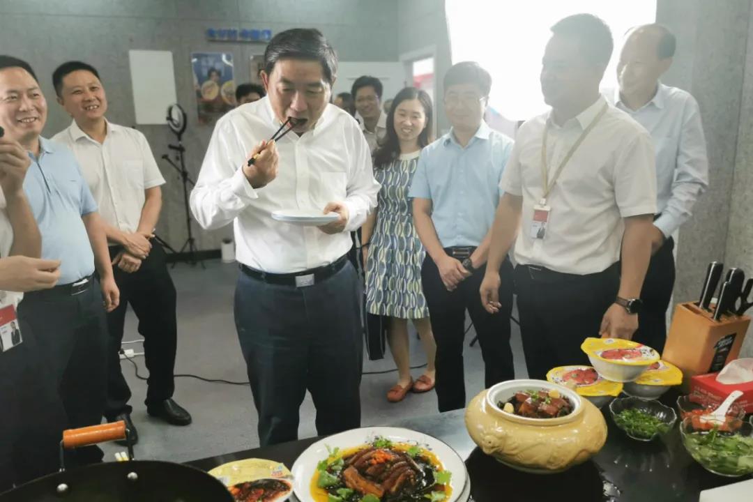 司法部副部長熊選國率國務院農(nóng)民工工作督察組蒞臨聰廚食品督查指導工作 司法部副部長熊選國率國務院農(nóng)民工工作督察組蒞臨聰廚食品督查指導工作