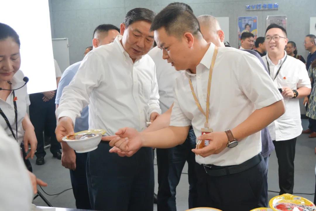 司法部副部長熊選國率國務院農(nóng)民工工作督察組蒞臨聰廚食品督查指導工作 司法部副部長熊選國率國務院農(nóng)民工工作督察組蒞臨聰廚食品督查指導工作