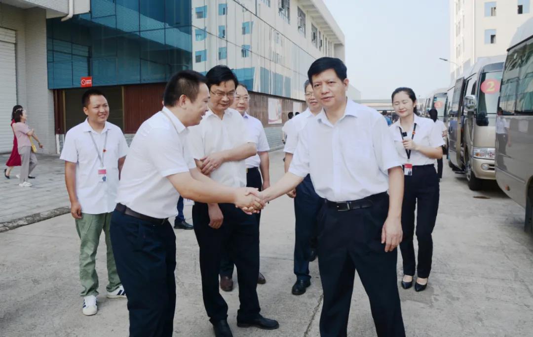 湖南省農(nóng)村農(nóng)業(yè)廳廳長袁延文等領(lǐng)導(dǎo)蒞臨聰廚食品觀摩指導(dǎo) 湖南省農(nóng)村農(nóng)業(yè)廳廳長袁延文等領(lǐng)導(dǎo)蒞臨聰廚食品觀摩指導(dǎo)