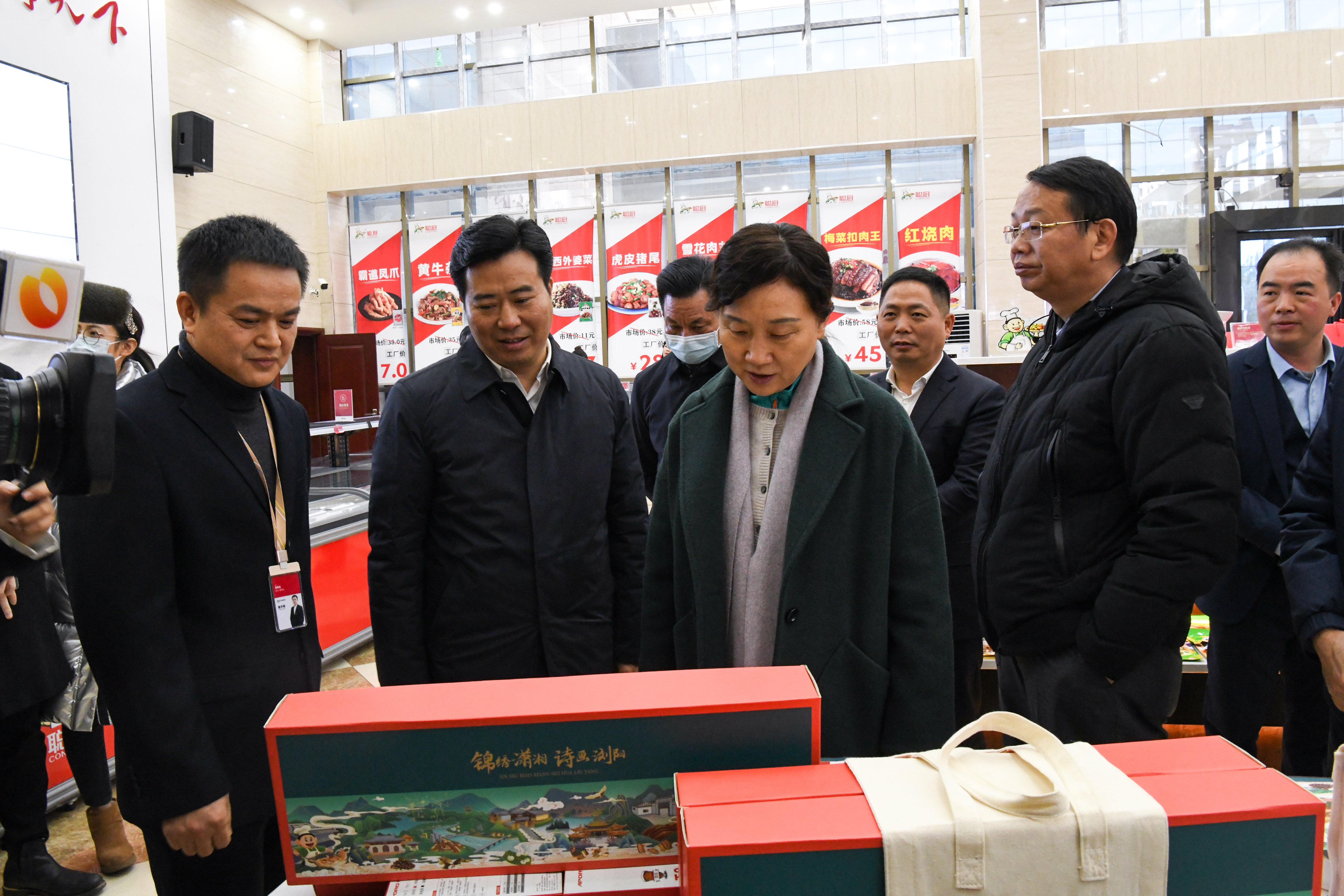 湖南省政協(xié)主席李微微率隊(duì)蒞臨聰廚調(diào)研指導(dǎo)工作 湖南省政協(xié)主席李微微率隊(duì)蒞臨聰廚調(diào)研指導(dǎo)工作